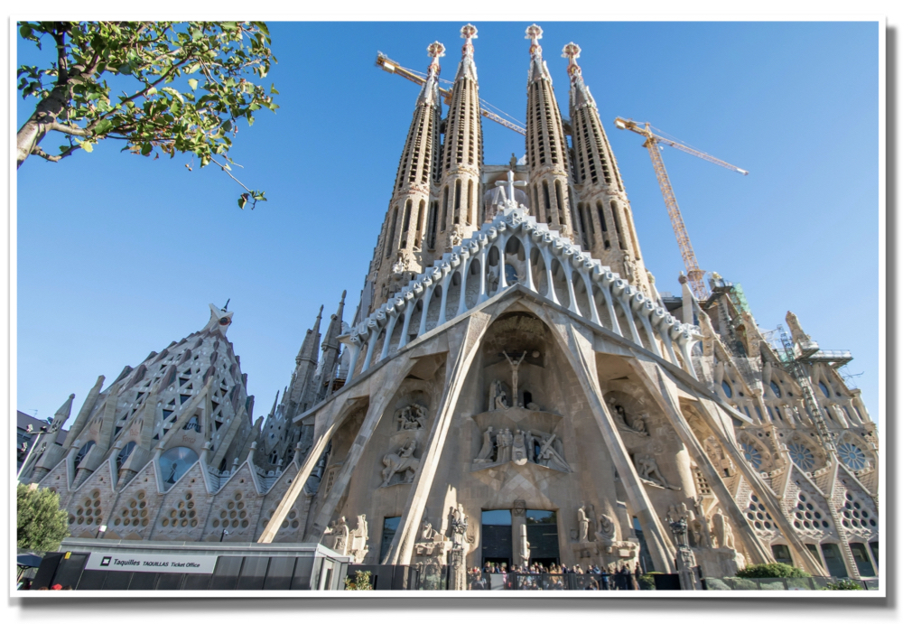 Sagrada_familia_main_entrance